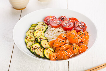 Poke salad con zucchine salmone e pomodori
