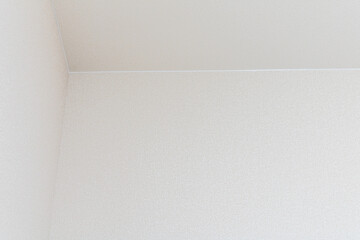 新築住宅の白い壁紙の部屋、壁と天井の境目 