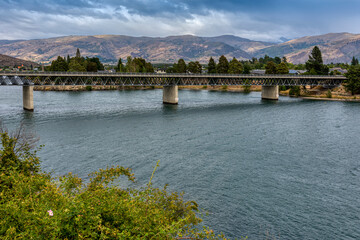 Obraz premium Road Bridge over Lake Dunstan in New Zealands south island