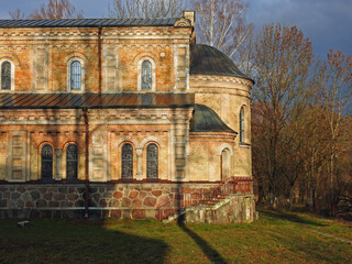 Fototapeta na wymiar zabytkowa cerkiew wybudowana na przelomie 19 i 20 wieku w miejsciwosci rozanystok na podlasiu w polsce