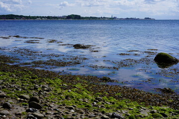 Sonnige Ostseeküste der Lübecker Bucht mit Blick auf Neustadt in Holstein