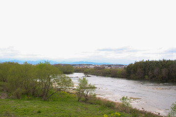 山と川が見えます。どこまで続いているのでしょうか。