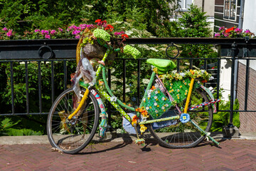 Fototapeta na wymiar Bike decorated with flowers in Amsterdam