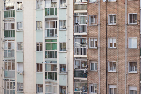Fachada y ventanas de un t&iacute;pico edificio de viviendas del barrio obrero burgal&eacute;s de Gamonal, en la calle Vitoria. Tomada en Burgos en abril de 2020.