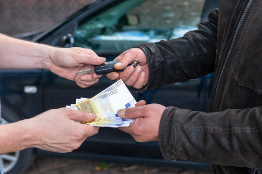 cash handover when buying a car on the road