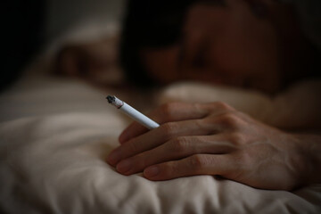 寝たばこ　イメージ