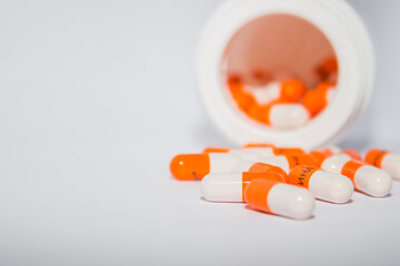 Tablets. Orange capsules.