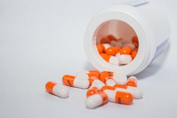 Tablets. Orange capsules.