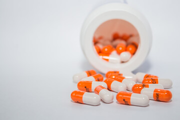 Tablets. Orange capsules.