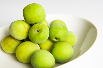 お皿に乗った青梅