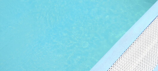 Hintergrund Pool - Schwimmbad mit weißen Beckenrand und blauen Wasser
