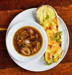 Sopa de cebolla y pan con queso