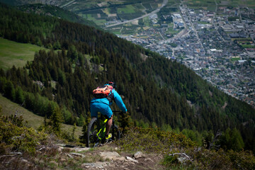 Fototapeta na wymiar Mountainbiker slides down the mountain.