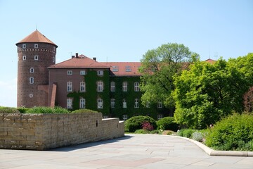 Obraz premium Royal Wawel Castle and green garden inside. Cracow, Poland. 