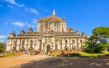 Fototapeta na wymiar View of a Majestic Ancient Pagoda in Bagan during Reparation