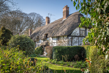 Fototapeta premium Black & white thatched cottage in Stratford-upon-Avon