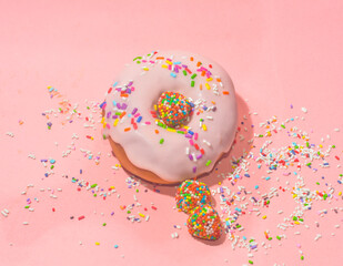 rosca de color rosa con chispas de colores dulces 