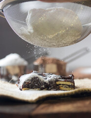 Doce palha italiana coberta de açúcar.