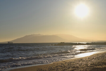 Playa, barco y montañas