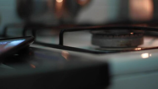 Manos de mujer encendiendo hornalla a gas