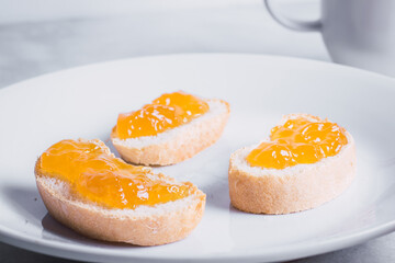 desayuno de tostadas con mermelada casera de durazno y té de hierbas
