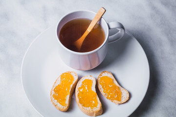 desayuno de tostadas con mermelada casera de durazno y té de hierbas