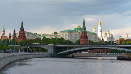 Obraz premium Moscow cityscape in spring. Kremlin wall, Towers, Residence of President of the Russian Federation, Ivan the Great Bell Tower, Dormition Cathedral, Bolshoy Kamenny Bridge