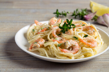 spaghetti with prawns in cream sauce.