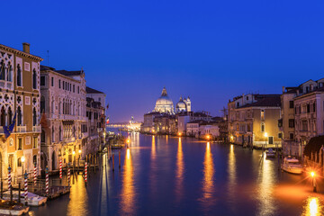 Obraz premium Widok na Canal Grande w Wenecji i kościół Santa Maria della Salute wieczorem.