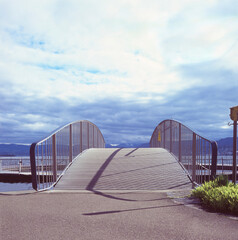 Obraz premium A pedestrian bridge for a pier on the lake of Zurich, shot with analogue slide film technique
