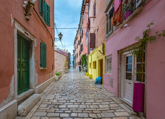 Fototapeta na wymiar A narrow and colourful street in the old town of Rovinj in Croatia