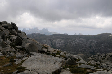 Vue panoramique au sommet des montagnes corses, sous un ciel gris nuageux, chargé et orageux. Vision obscure et sombre d'une scène dramatique et froide.