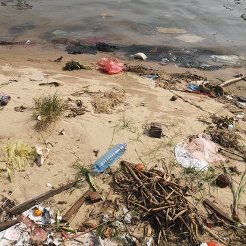 Playa llena de basura