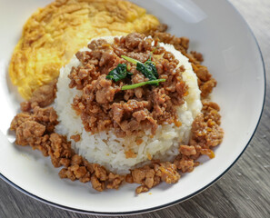 stir fried pork with soy sauce and omelet with rice 
