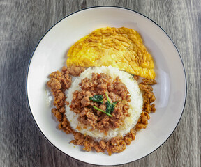 stir fried pork with soy sauce and omelet with rice 