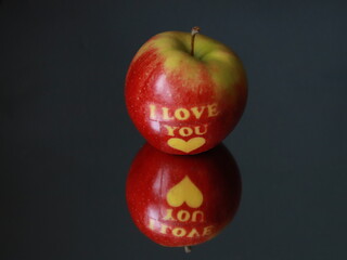 Jabłko czerwone kuszące I LOVE YOU 