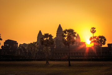 Obraz premium Sunrise over Angkor Wat.