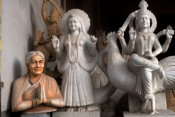 Fototapeta na wymiar sculptures in the shops of Jaipur, Rajasthan, India