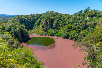 Southern crater lake at Waimangu volcanic valley in New Zealand © dudlajzov