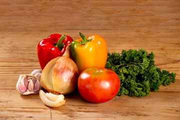 Dos pimientos, cebolla, ajo, perejil 