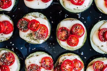 Pizza végétarienne avec tranches de courgettes fromage fondu et tomates cerise