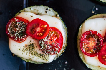 Pizza végétarienne avec tranches de courgettes fromage fondu et tomates cerise