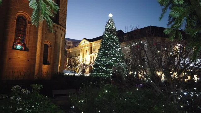 Brive la Gaillarde (Corr&egrave;ze, France) - Illuminations de No&euml;l autour de la coll&eacute;giale Saint Martin et de la m&eacute;diath&egrave;que