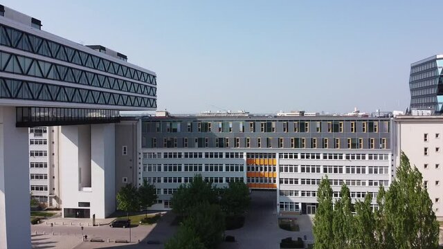 Flug &uuml;ber den Ostpark in M&uuml;nchen mit Skylineblick