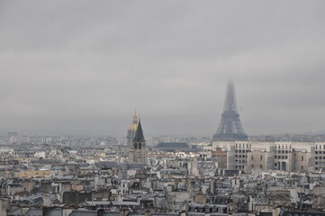 Fototapeta na wymiar Cloudy Paris Skyline