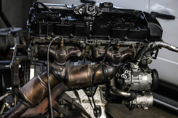 Obraz na płótnie Canvas Powerful six-cylinder engine removed from the car