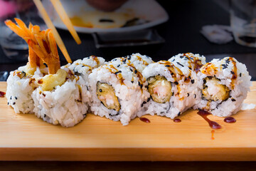 Uramaki con gambero in tempura