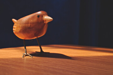 Ave de madera parada en madera, juguete de madera pájaro de madera