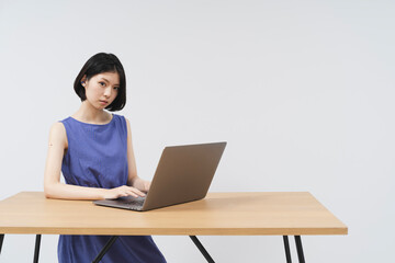 パソコンを使う女性