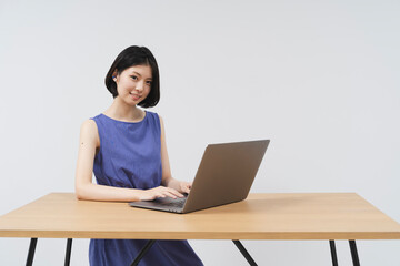 パソコンを使う女性